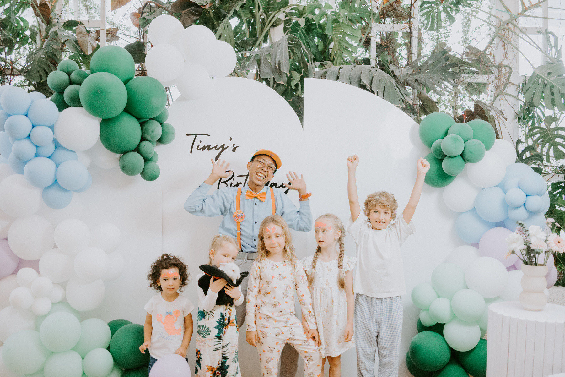 Children celebrating at Tiny with balloon photozone and tropical terrace