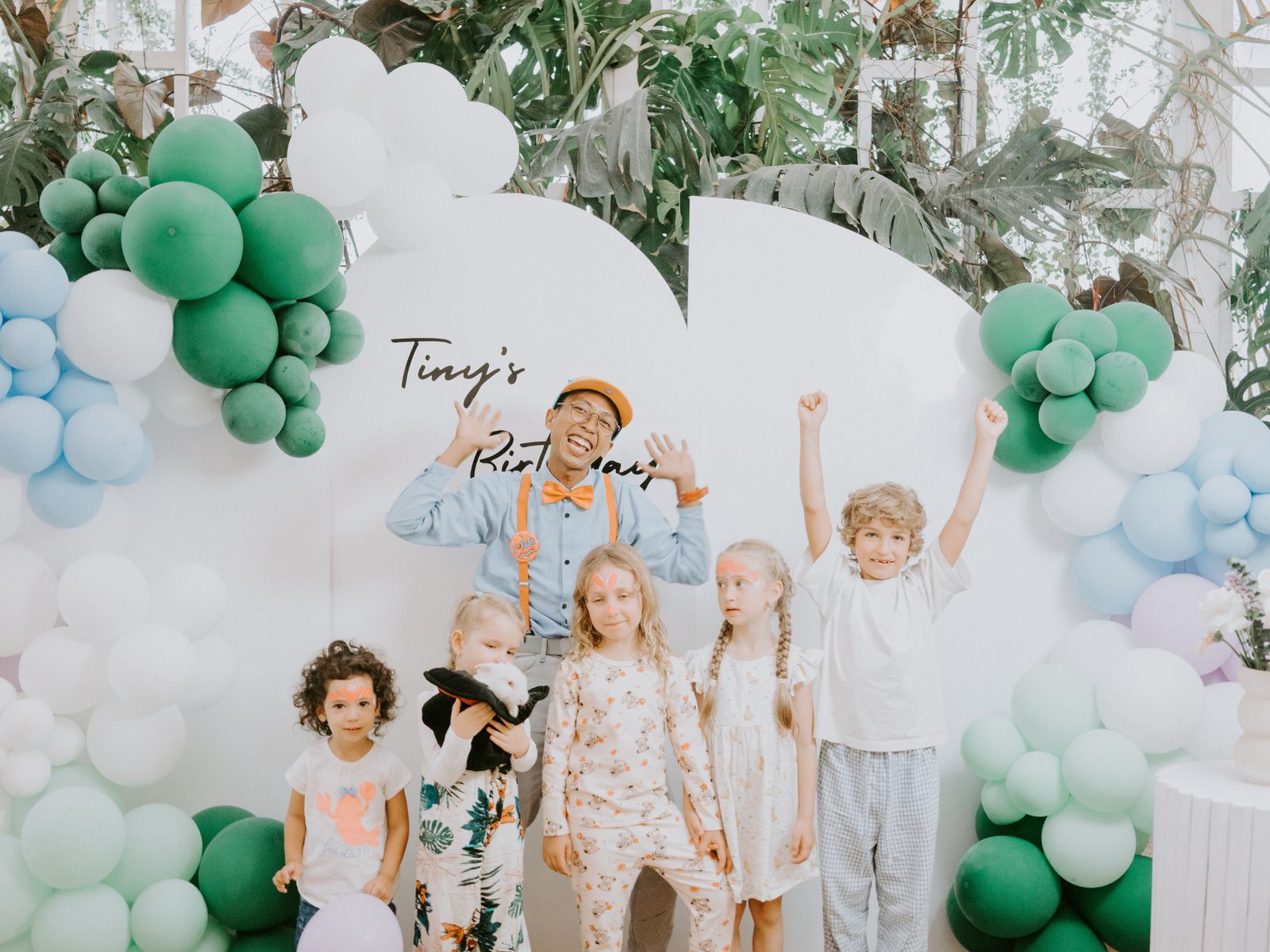 Children in front of a balloon photozone